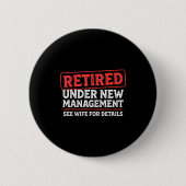 Badge Rond 5 Cm Retired Under New Management Funny Mens Husband Re (Devant)