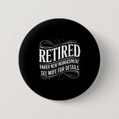 Badge Rond 5 Cm Retired Under New Management See Wife Funny Retire (Devant)
