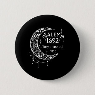 Badge Rond 5 Cm Rétro 1692 Ils Ont Manqué Une Sorcière Salem 1692