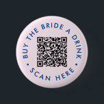 Badge Rond 5 Cm Retro Acheter la mariée une boisson Bachelorette P<br><div class="desc">Apportez une touche moderne à la fête de la mariée en bachelorette avec ce Retro Achetez la mariée un verre Bachelorette Party QR Button. Ce bouton mêle harmonieusement l'esthétique vintage à une touche contemporaine, avec un design bleu élégant et un code QR personnalisable. Capturez l'essence des vibrations rétro avec une...</div>