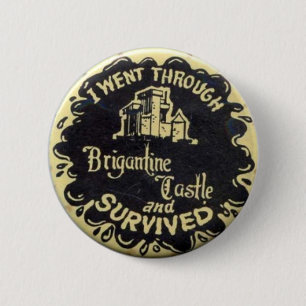 Badge Rond 5 Cm Rétro j'ai survécu au Pin de château de brigant