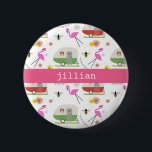 Badge Rond 5 Cm Rétro motif de remorque et de Flamants roses<br><div class="desc">Les caractéristiques du produit ce un motif qui incorpore des illustrations de rétro cru ont inspiré des remorques de campeur, des flamants roses, des abeilles, et des fleurs.</div>
