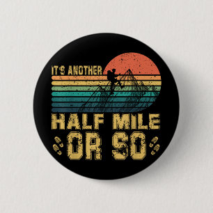 Badge Rond 5 Cm Rétro Vintage Son Autre Demi-Km Environ Randonnée