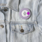Badge Rond 5 Cm Ribbon Clover violet Modèle par Kenneth Yoncich (En situation)