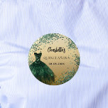 Badge Rond 5 Cm Robe en or vert émeraude Quinceanera<br><div class="desc">Pour un élégant Quinceañera,  15ème anniversaire. Un arrière - plan à l'allure d'or. Décoré d'une robe vert émeraude et de confettis verts. Personnalisez et ajoutez un nom et une date.</div>