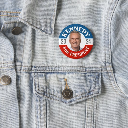 Badge Rond 5 Cm Robert F Kennedy JR 2024 (En situation)
