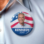 Badge Rond 5 Cm Robert F Kennedy JR 2024 - avec l'arrière - plan d<br><div class="desc">Un design classique avec le nom de Kennedy et une photo avec un drapeau agitant dans l'arrière - plan. Un modèle patriotique pour Kennedy candidat à l'élection présidentielle de 2024.</div>