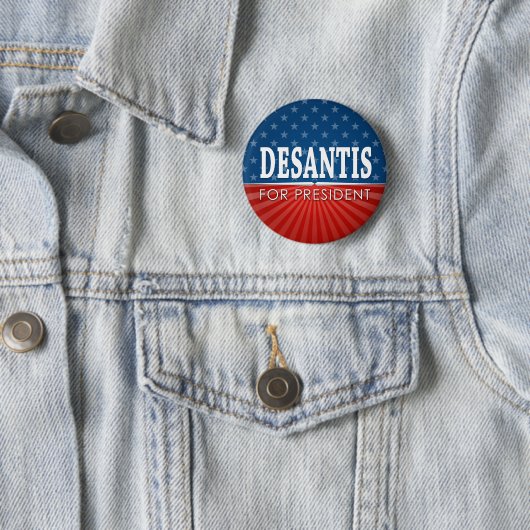 Badge Rond 5 Cm Ron DeSantis 2024 - Design étoiles et rayures (En situation)