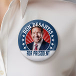 Badge Rond 5 Cm Ron DeSantis pour le Président 2024 - Photo de cam<br><div class="desc">Un rendu de Ron DeSantis avec un rayon de lumière rouge derrière sa tête et taper autour de la photo. Un design simple avec Ron DeSantis candidat à la présidence. Il est candidat aux primaires républicaines pour l'élection de 2024.</div>