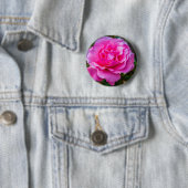 Badge Rond 5 Cm Rose délicate. (En situation)