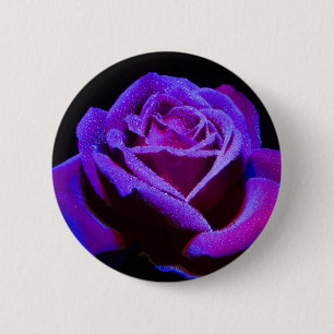 Badge Rond 5 Cm Rose pourpre avec gouttes d'eau sur Arrière - plan