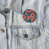 Badge Rond 5 Cm Roses roses avec feuilles bleus sur bleu (En situation)