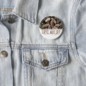 Badge Rond 5 Cm Rustic Holiday Love and Joy Pine Cone (En situation)