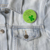 Badge Rond 5 Cm Saint Patrick`s Day Bonne chance Shamrock (En situation)