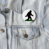 Badge Rond 5 Cm Saint Patrick's Day Lucky Sasquatch (En situation)