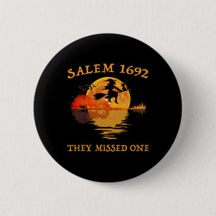 Badge Rond 5 Cm Salem 1692 Ils Ont Manqué Une Sorcière Riding Sall