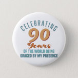 Badge Rond 5 Cm Sassy 90th Birthday Attitude<br><div class="desc">Une drôle d'idée cadeau d'anniversaire pour les femmes qui fêtent un âge marquant et ont de la grâce au monde avec leur présence.</div>