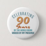 Badge Rond 5 Cm Sassy 90th Birthday Attitude<br><div class="desc">Une drôle d'idée cadeau d'anniversaire pour les femmes qui fêtent un âge marquant et ont de la grâce au monde avec leur présence.</div>