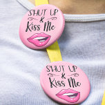 Badge Rond 5 Cm Sassy Lips ferme et m'embrasse<br><div class="desc">Ajoutez une touche ludique à votre style grâce à ce bouton d'épingle "Shut Up and Kiss Me" qui comporte un dessin animé amusant illustrant les lèvres d'une femme portant un rouge à lèvres magenta vibrant, mordant joyeusement ses lèvres. Cet accessoire simple est parfait pour exprimer votre côté audacieux et flirté....</div>