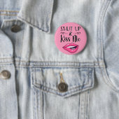 Badge Rond 5 Cm Sassy Lips ferme et m'embrasse (En situation)
