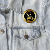 BADGE ROND 5 CM SCORPION D'OR (En situation)