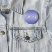Badge Rond 5 Cm Script cursif modifiable | Violet blanc et violet (En situation)