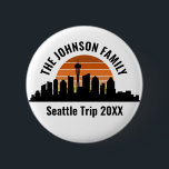 Badge Rond 5 Cm Seattle Skyline Coucher de soleil sur mesure vacan<br><div class="desc">Cool customisé des boutons de voyage de Seattle avec l'horizon de la ville au coucher du soleil. Une silhouette des bâtiments de la ville à Washington,  y compris l'aiguille spatiale au-dessus de votre texte personnalisé pour vos vacances en famille.</div>