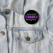 Badge Rond 5 Cm secret et wisper (bande) (En situation)