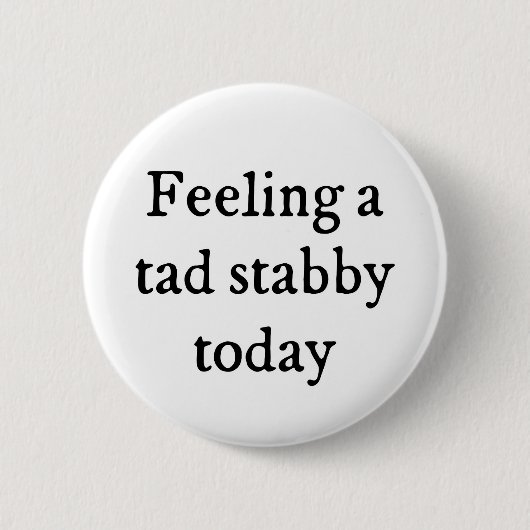 Badge Rond 5 Cm Sentir Un Tad Stabby Drôle Citation (Devant)