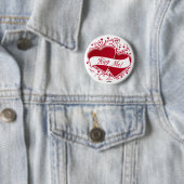 Badge Rond 5 Cm Serre Moi ! Cœurs Rouges (En situation)