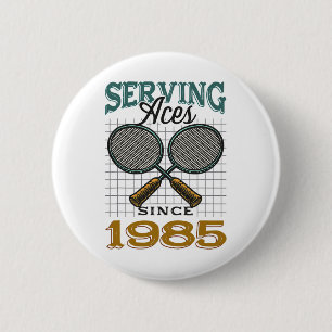 Badge Rond 5 Cm Serving Aces depuis 1985 Badminton Lover 40th Birt