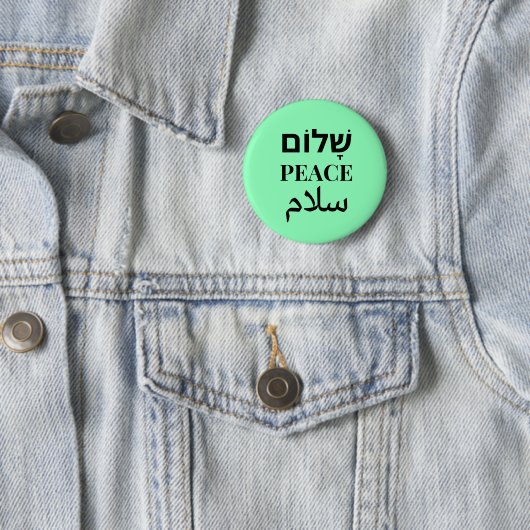 Badge Rond 5 Cm Shalom Peace Salaam - Harmonie multilingue (En situation)