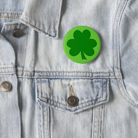 Badge Rond 5 Cm Shamrock vert simple St Pats Day (En situation)
