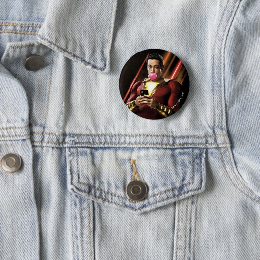 Badge Rond 5 Cm SHAZAM ! | Shazam soufflant la bulle gomme (En situation)