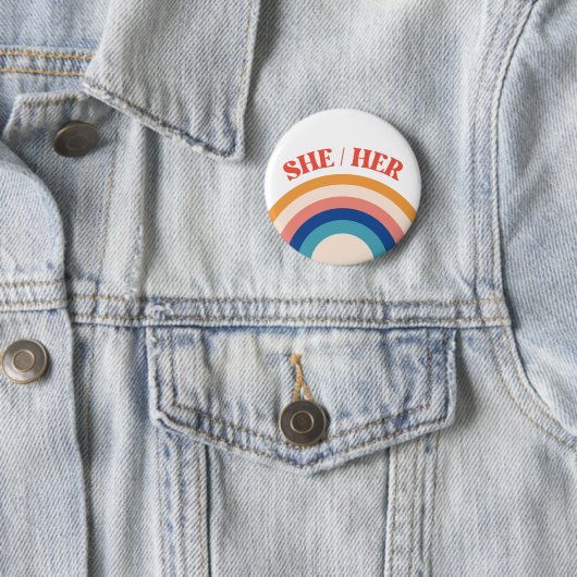 Badge Rond 5 Cm SHE/HER Pronouns Rainbow Circle Button (En situation)