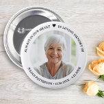 Badge Rond 5 Cm Simple coeur Photo Funéraire Garde-mémoire<br><div class="desc">Honorer votre être aimé avec ce beau bouton avec une photo surlignée par 3 lignes de texte personnalisé et un coeur simple. Modifiez facilement la couleur de l'arrière - plan en fonction de vos besoins. La mémoire de gardien parfaite faveur à distribuer à la famille et aux amis.</div>