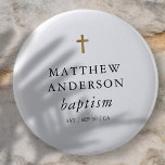 Badge Rond 5 Cm Simple moderne Elegant Cross Baby Baptism<br><div class="desc">Le design se compose d'une simple typographie avec des polices sans serif et serif.</div>