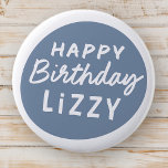 Badge Rond 5 Cm Simple moderne personnalisé non photo voeux d'anni<br><div class="desc">Le design est moderne et simple. Ajoutez le nom du célébrant d'anniversaire</div>