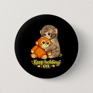 Badge Rond 5 Cm Singe qui frappe avec un ours en peluche câlin con