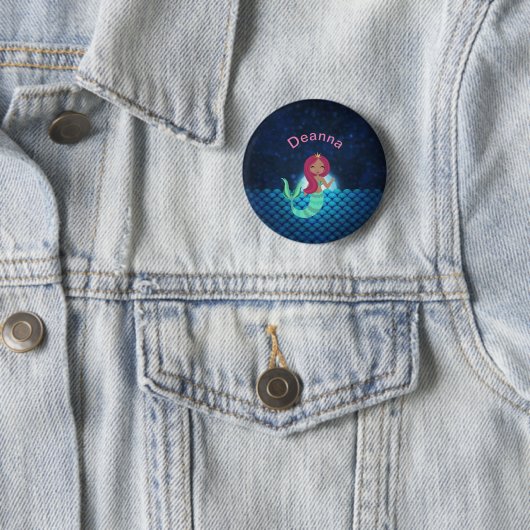 Badge Rond 5 Cm Sirène en vert et bleu dans l'océan lune (En situation)
