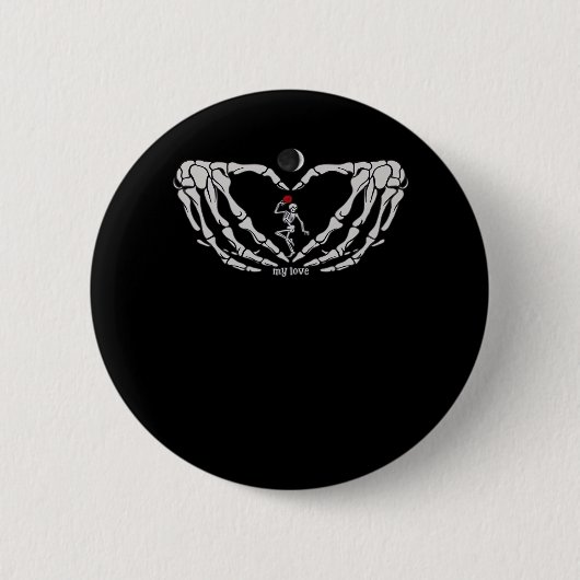 Badge Rond 5 Cm Skeleton Femme Avec Rouge Dans Le Coeur Fait De Ma (Devant)
