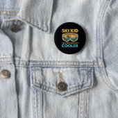 Badge Rond 5 Cm Ski Kid Like A Regular Kid But Cooler Skiing Lover (En situation)