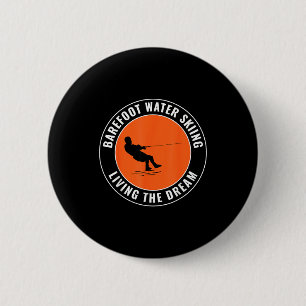 Badge Rond 5 Cm Ski nautique pieds nus en bateau à moteur sur l'ea