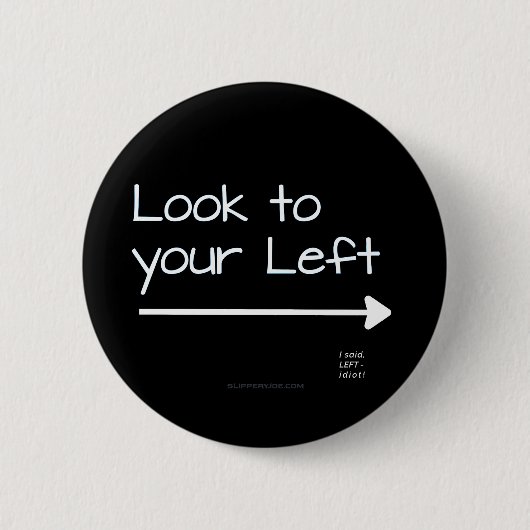 Badge Rond 5 Cm SlipperyJoe's look gauche drôle stark blanc flèche (Devant)