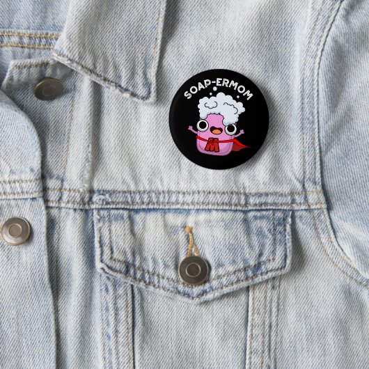 Badge Rond 5 Cm Soap-ermaman Drôle savon Maman Pun Dark BG (En situation)