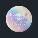 Badge Rond 5 Cm Soirée Anniversaire de enfant Cute Pastel Rainbow<br><div class="desc">Célébrez l'anniversaire de votre petite fille avec ces jolies touches de fête en arc-en-ciel pastel qui présentent de belles lettres blanches à l'ombre violette pour le nom de votre enfant. Cette faveur magique illustre l'enchantement de l'enfance.</div>