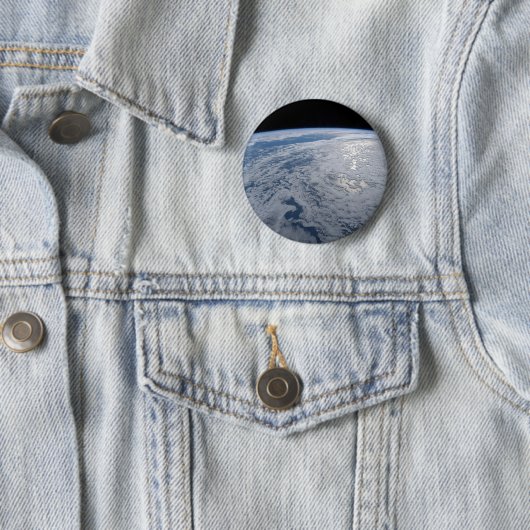 Badge Rond 5 Cm Soleil Brillant Sur L'Océan Pacifique Sud. (En situation)