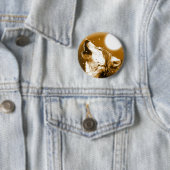 Badge Rond 5 Cm Solely Wolf Howling at Moon (En situation)