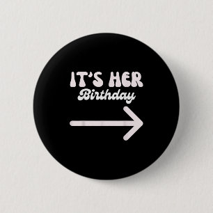 Badge Rond 5 Cm Son Anniversaire (flèche pointant) Amusant Humour 