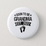Badge Rond 5 Cm Soon To Be Grandma 2022 Funny New Born Baby Gift<br><div class="desc">grandma, dad, Birthday, est2022, funny, pregnantwifesupportivehusband, happycouple, newbornbaby, pregnancyannouncement, gift</div>
